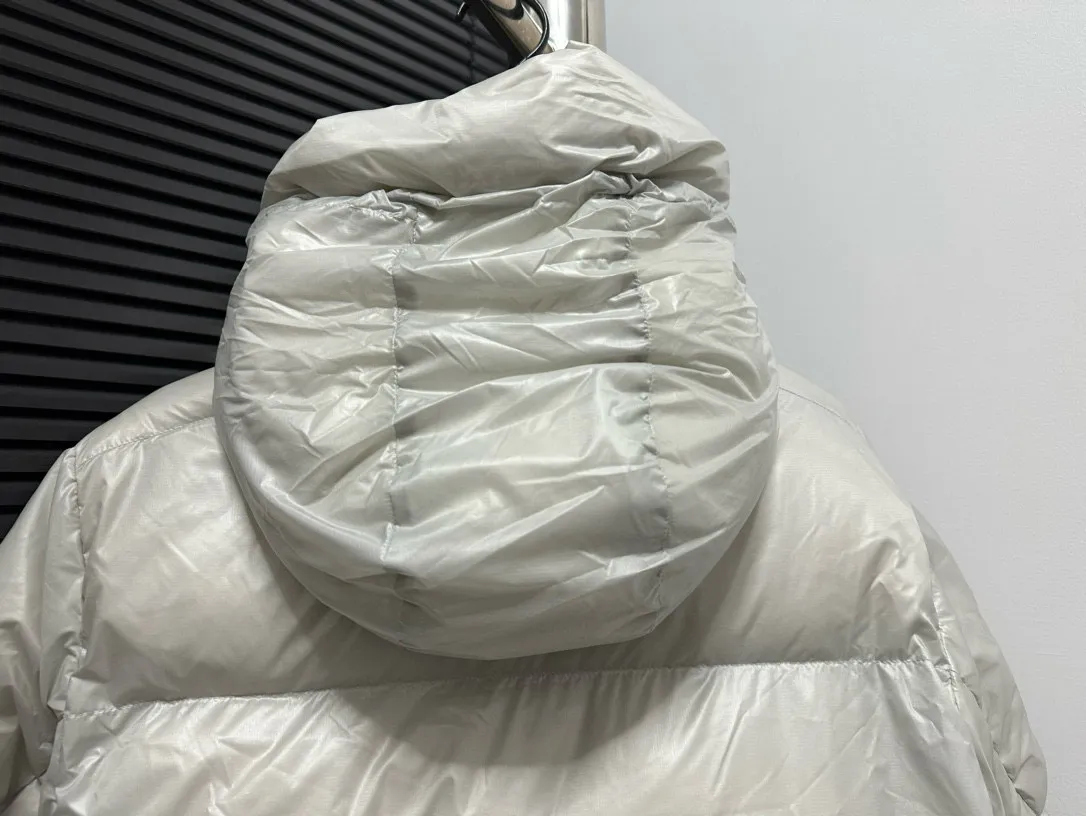 P780 [𝘾𝘼𝙉𝘼𝘿𝘼 𝙂𝙊𝙊𝙎𝙀] Canada Goose's limited new Crofton puff down jacket, top version, ceiling level Crofton soft loaf, 2024 latest style, cold protection effect up to level 4, using recycled Feather-Light tear-resistant fabric, ultra-light, no weight on the upper body at all! The unique black label highlights your temperament‼ ️ Canada Goose, a Canadian brand, has always been recognized as the warmest down jacket. Various Instagram celebrities, Internet celebrities, and celebrities often wear it for street photos. I make Canada Goose every year, but I still can't get rid of my love for it. No matter how cold the days are, there is no need to be afraid, because there is! Filled with 90% white duck down, it is the legendary warmest down jacket and is known as a must-have for Arctic outdoor sports! The most popular down jacket in the world, celebrities are rushing to buy it, it is a must-have!  Size: S~XXL